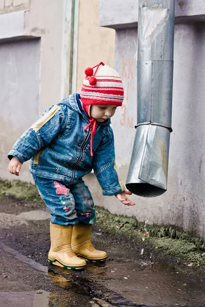 子供の水パイプの下で手を洗う. — ストック写真