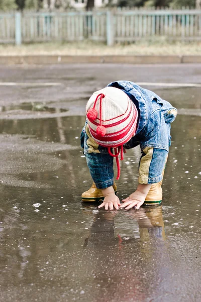 Μωρό μέχρι πλύσεις στο δρόμο σε μια πισίνα. — Φωτογραφία Αρχείου
