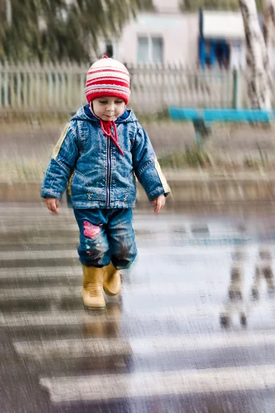 Child in a crosswalk. — Stock Photo, Image