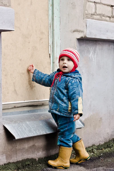 Baby klopt op het venster. — Stockfoto