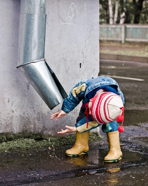 Kind wäscht sich die Hände unter einem Wasserrohr. — Stockfoto