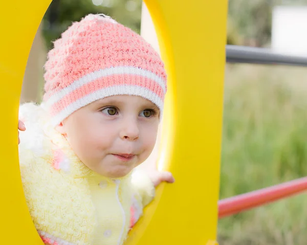 Kind kruipen op de speelplaats — Stockfoto