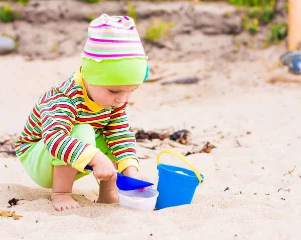 Kid playing on the beach — Stock Photo, Image