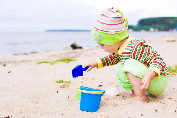 Barn som spelar på stranden — Stockfoto