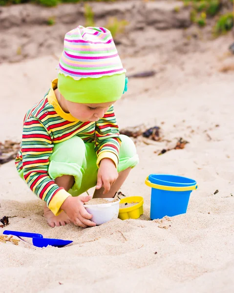 Kind spelen op het strand — Stockfoto