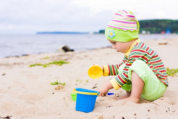 Gamin jouant sur la plage — Photo