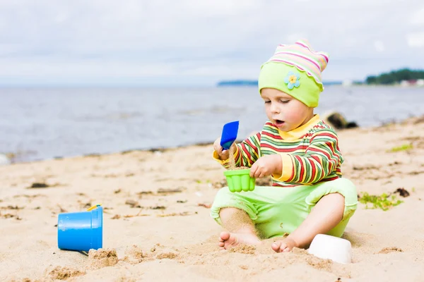 Niño jugando en la playa —  Fotos de Stock