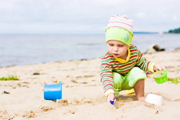 Kid playing on the beach — Stock Photo, Image