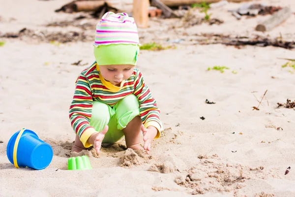 Criança brincando na praia — Fotografia de Stock