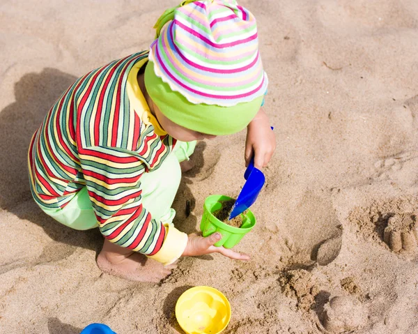 Niño jugando en la playa — Foto de Stock