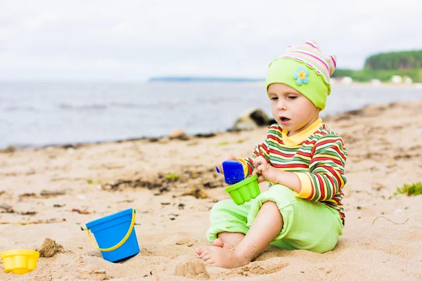 Niño jugando en la playa — Foto de Stock