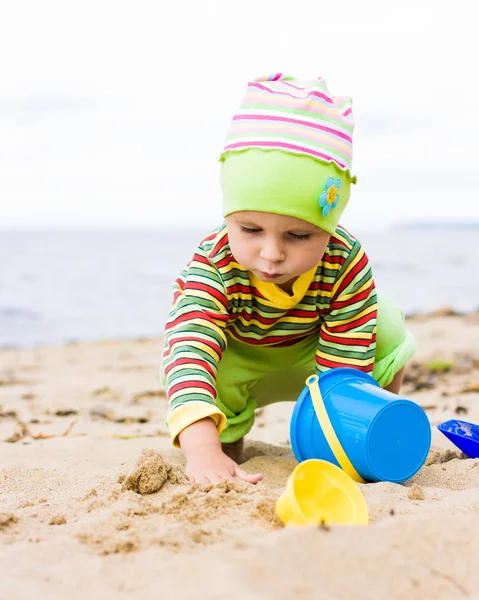 Dziecko grając na plaży — Zdjęcie stockowe