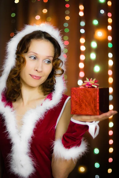 Joven hermosa mujer con un regalo —  Fotos de Stock