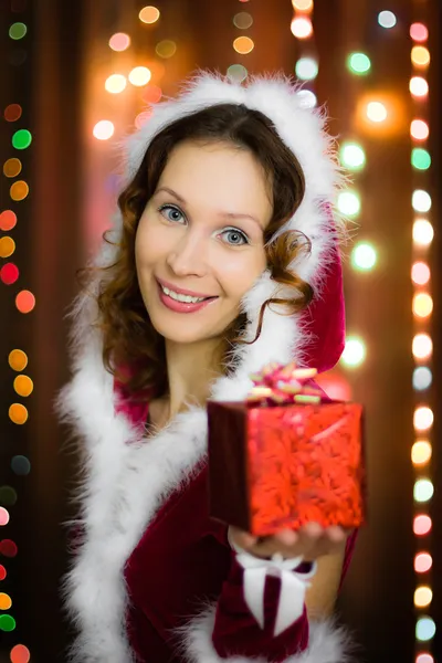 Mladá krásná žena s dárkem — Stock fotografie