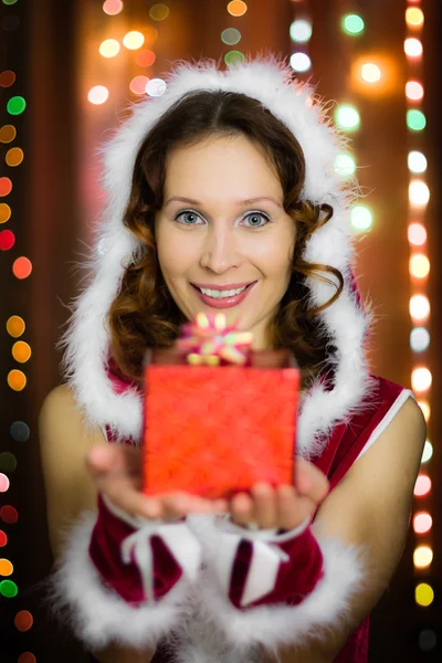 Bir hediye ile genç güzel kadın — Stok fotoğraf