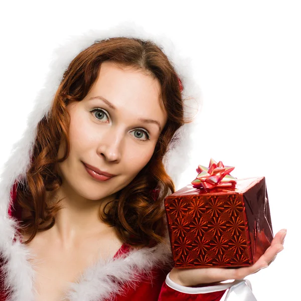 Attrayant femme en robe de Noël main un cadeau — Photo