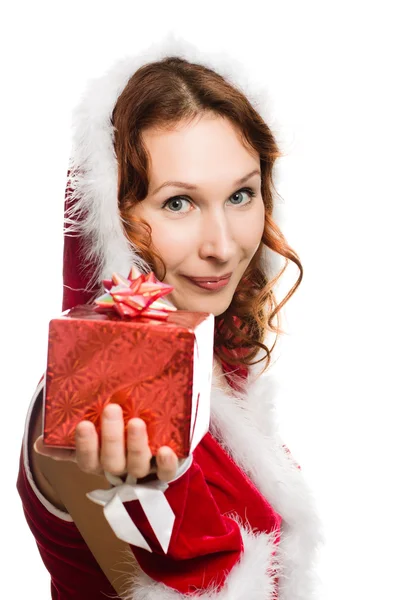 Aantrekkelijke vrouw in Kerstmis jurk handen een cadeautje — Stockfoto