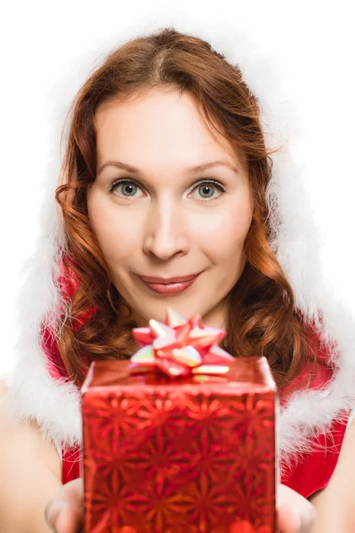 Mulher atraente no vestido de Natal mãos um presente — Fotografia de Stock