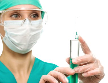 enjeksiyon yapma şırınga ile kadın cerrah,