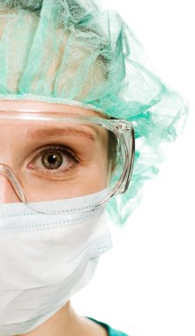 cerrah kadını koruyucu gözlük ve maske