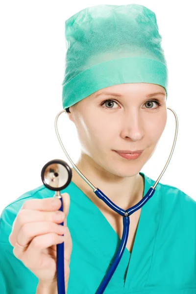 Belle femme médecin avec stéthoscope à la main . — Photo