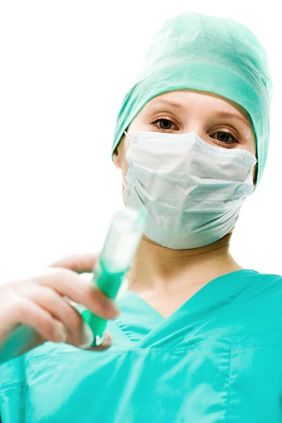 Kirurgen kvinna med spruta att göra injektion, — Stockfoto