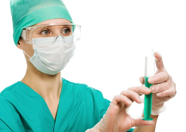 Женщина-хирург со шприцем делает укол , — стоковое фото
