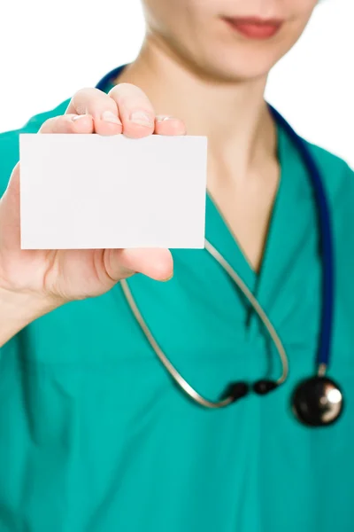 Kobieta lekarz wyświetlone wizytówki — Zdjęcie stockowe