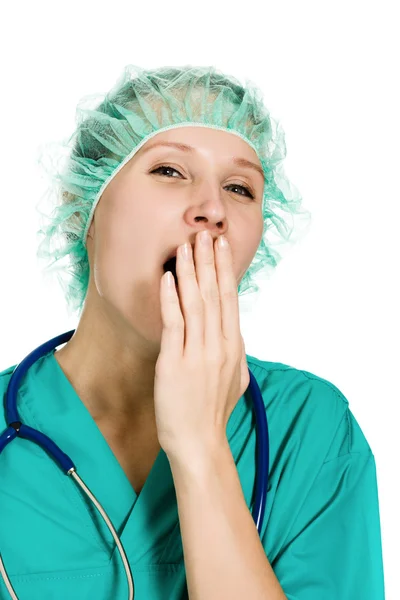Женщина-доктор устала зевать — стоковое фото