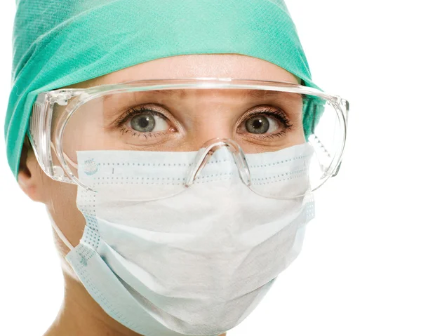 Хірург-жінка в захисних окулярах і масці — стокове фото