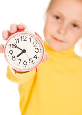 sevimli kız saati gösterir