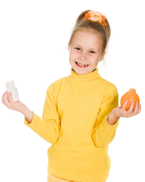 Симпатичная девушка с апельсином и бутылкой — стоковое фото