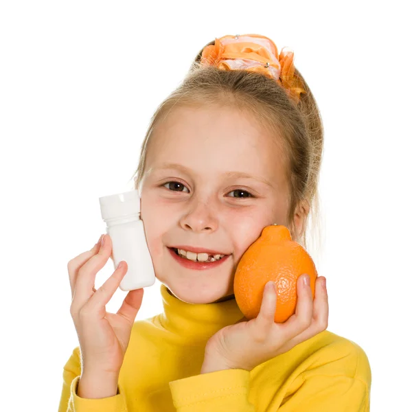 Portakal ve şişe ile şirin kız — Stok fotoğraf