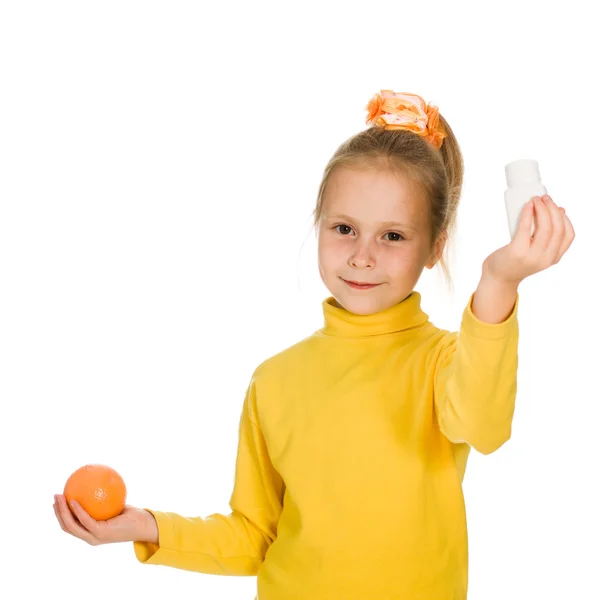 Menina bonito com laranja e garrafa — Fotografia de Stock