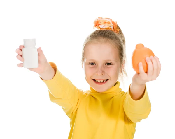 Симпатичная девушка с апельсином и бутылкой — стоковое фото