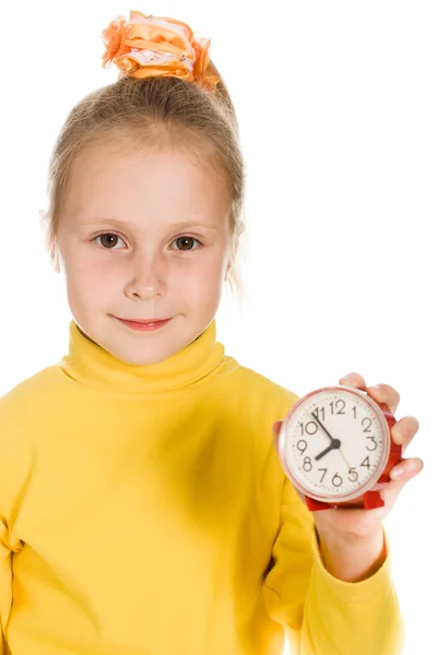 Roztomilá dívka ukazuje hodiny — Stock fotografie