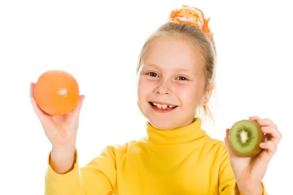 Menina bonito com uma maçã e kiwi em sua mão — Fotografia de Stock