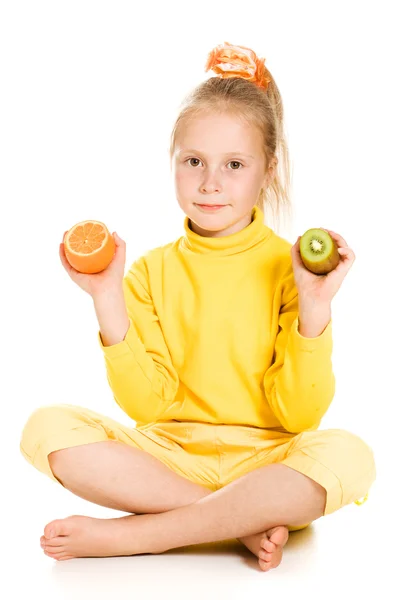 Menina bonito com uma maçã e kiwi — Fotografia de Stock