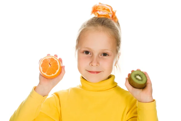 Menina bonito com uma maçã e kiwi em sua mão — Fotografia de Stock