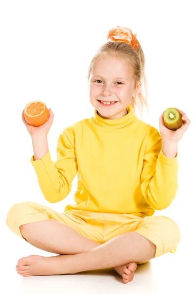 Bir elma ve kivi ile şirin kız — Stok fotoğraf