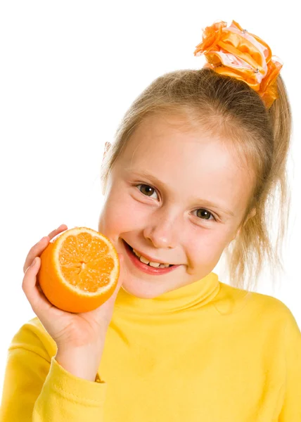 Menina bonito com uma laranja em sua mão — Fotografia de Stock