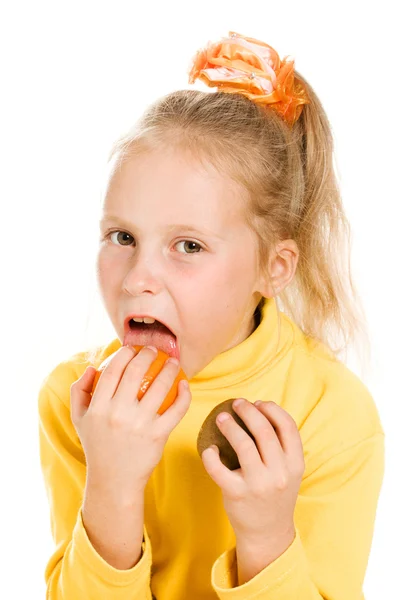 Sevimli kız bir portakal ısırma — Stok fotoğraf