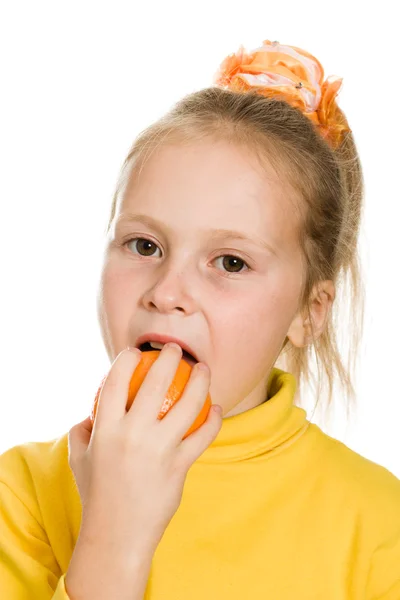Linda chica mordiendo una naranja —  Fotos de Stock