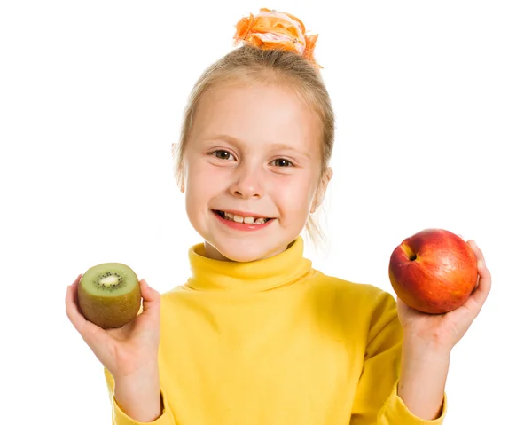 Linda chica con una manzana y kiwi —  Fotos de Stock