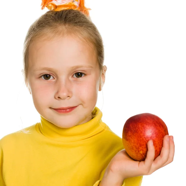 Roztomilá dívka s jablkem v ruce — Stock fotografie