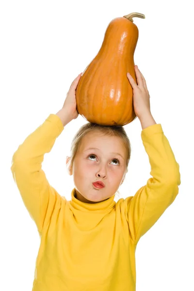 The young girl raised her pumpkin over his head — Stock Photo, Image