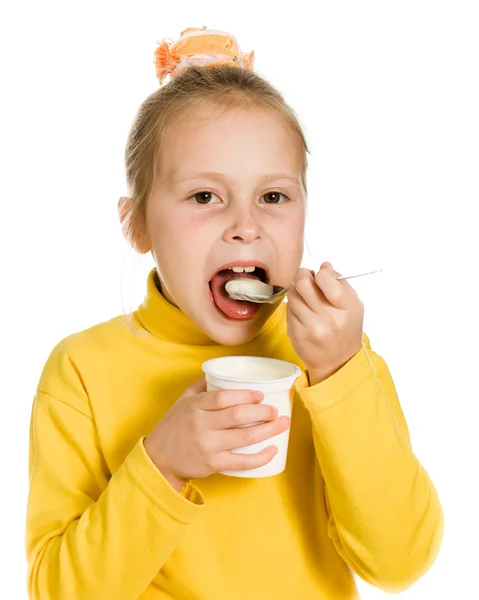 ヨーグルトを食べる若い女の子 — ストック写真