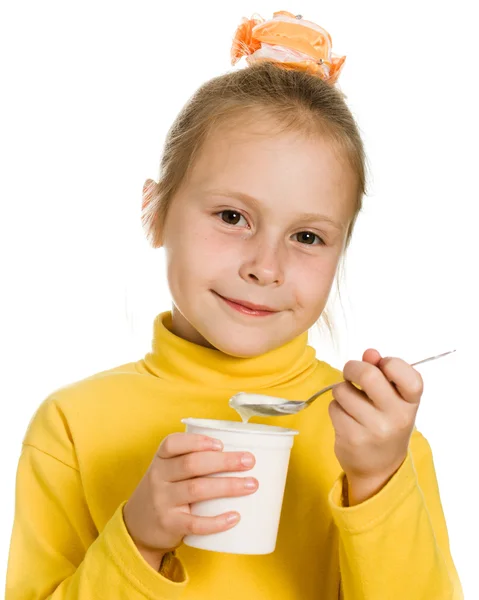 Молодая девушка ест йогурт — стоковое фото