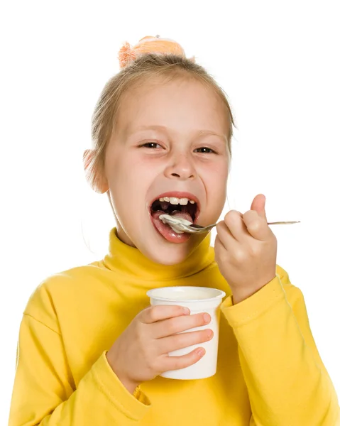 Young girl eating yogurt — Stock Photo, Image