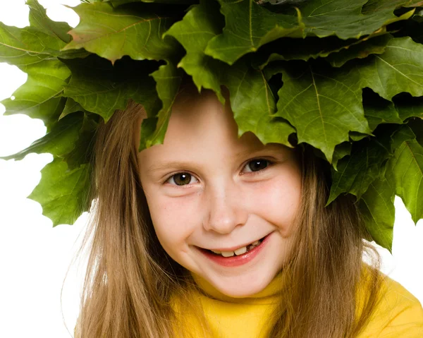 Kafasına küçük kız ile yeşil akçaağaç yaprakları — Stok fotoğraf